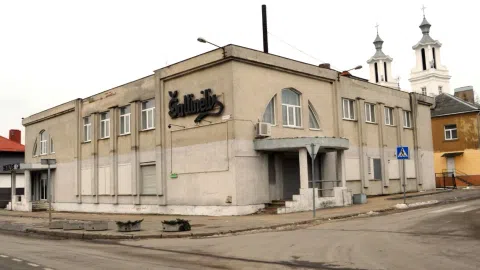 PARDUODAMAS KOMERCINĖS PASKIRTIES PASTATAS/ PARDUOTUVĖ – KAVINĖ, RASEINIŲ RAJONE, ARIOGALOS MIESTO CENTRE - 1